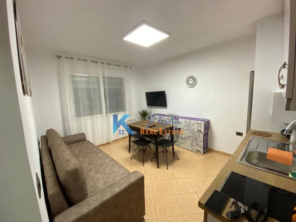 Tirane, jap me qera apartament 1+1 Kati 5, 52 m² 510 € (Qender, afer Postes Qendrore)