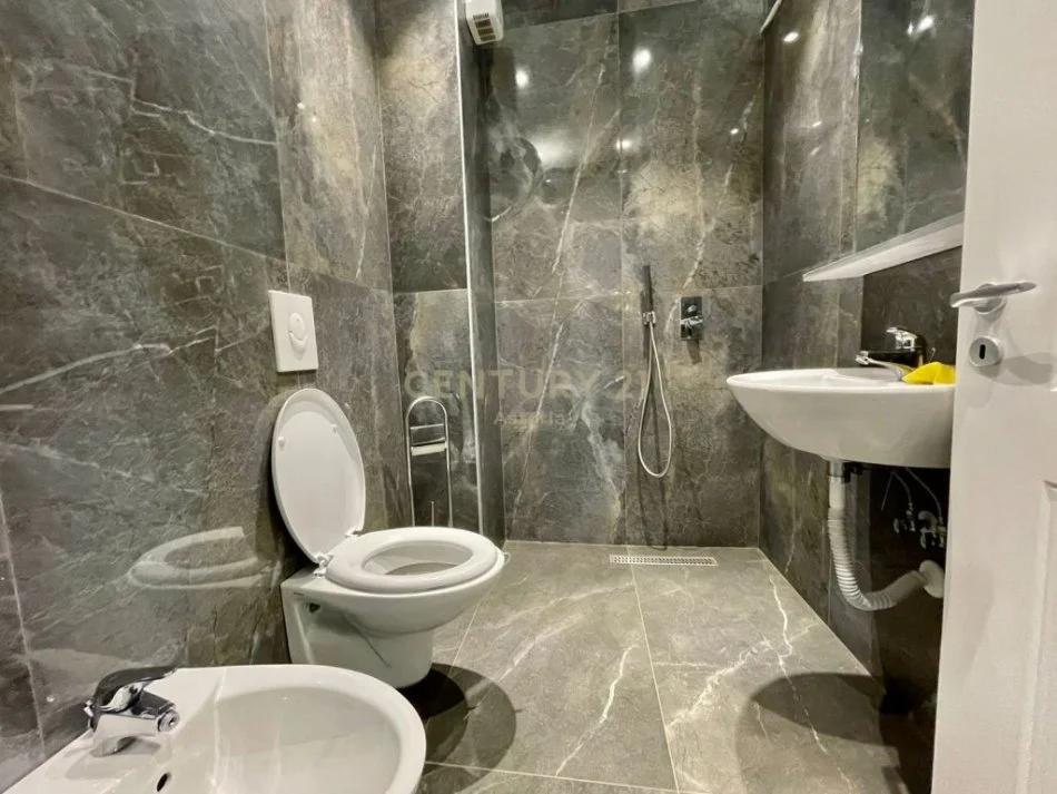 Tirane, jepet me qera apartament 2+1+Ballkon Kati 2, 102 m² 800 € 
