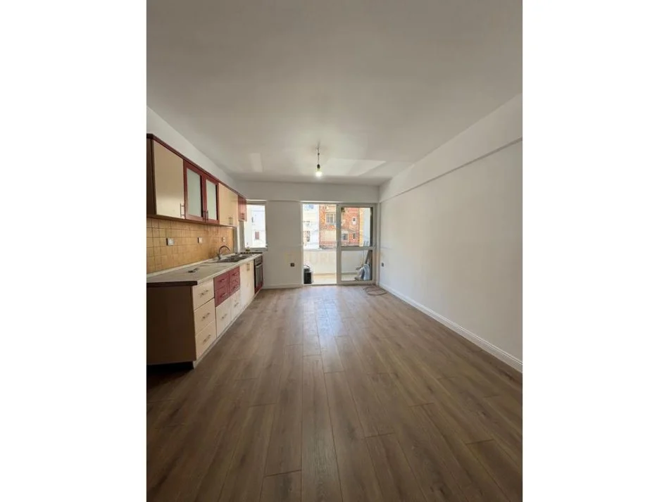 Tirane, jepet me qera apartament 2+1+Aneks+Ballkon Kati 2, 93 m² 900 € (blloku)