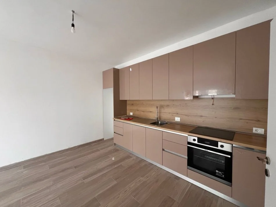 Tirane, jepet me qera apartament 2+1 Kati 2, 112 m² 450 € (Shkoze)