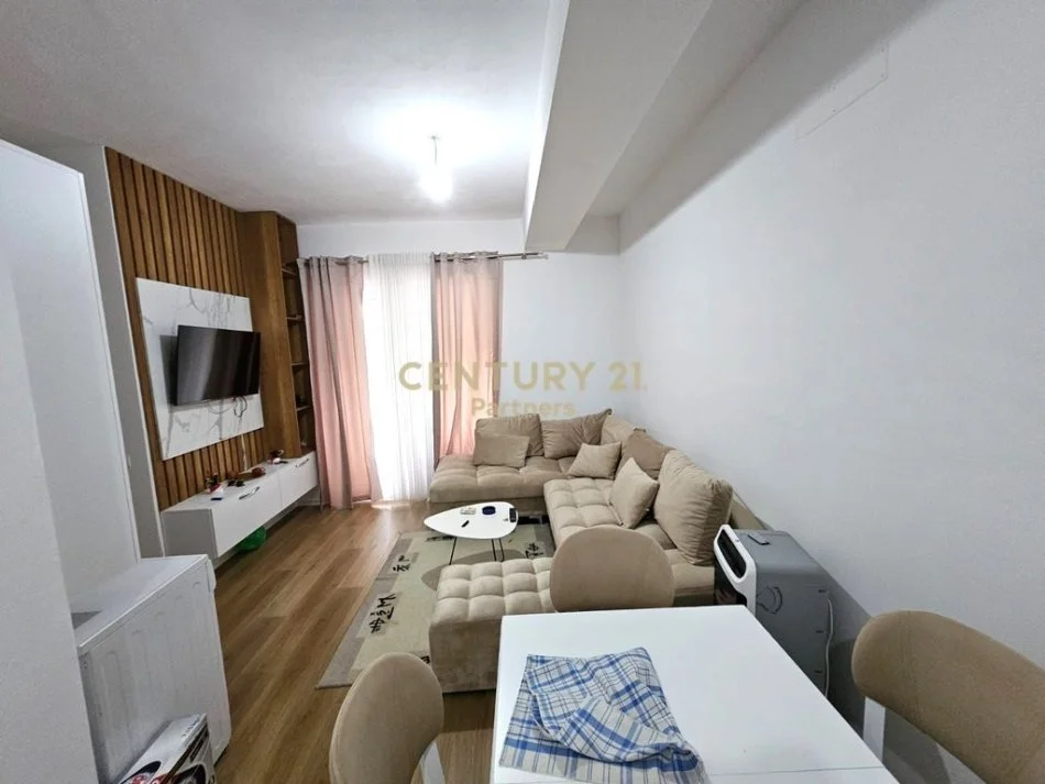 Tirane, jepet me qera apartament 2+1+Ballkon Kati 1, 73 m² 500 € (Ali Dem)