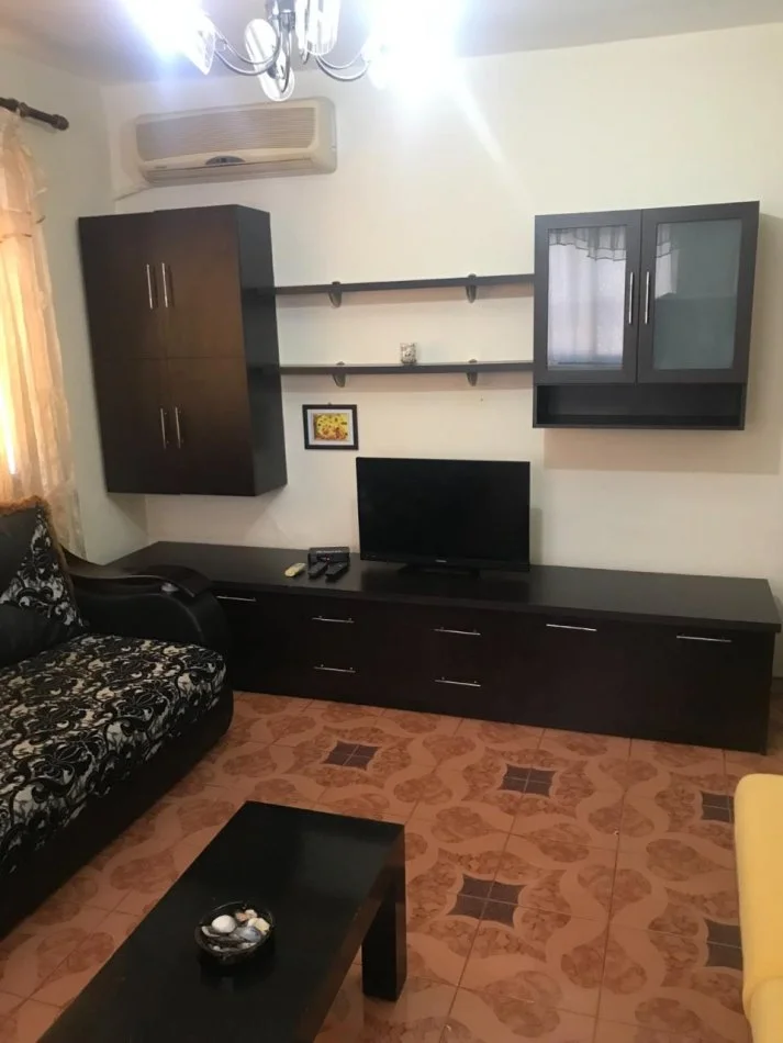 Tirane, jepet me qera apartament 1+1 Kati 5, 55 m² 400 € (Rruga Hoxha Tahsim)