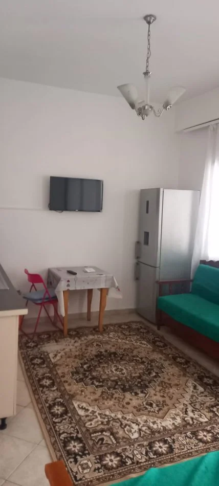 Tirane, jepet me qera apartament 1+1 Kati 1, 40 m² 300 € (Kinostudio)
