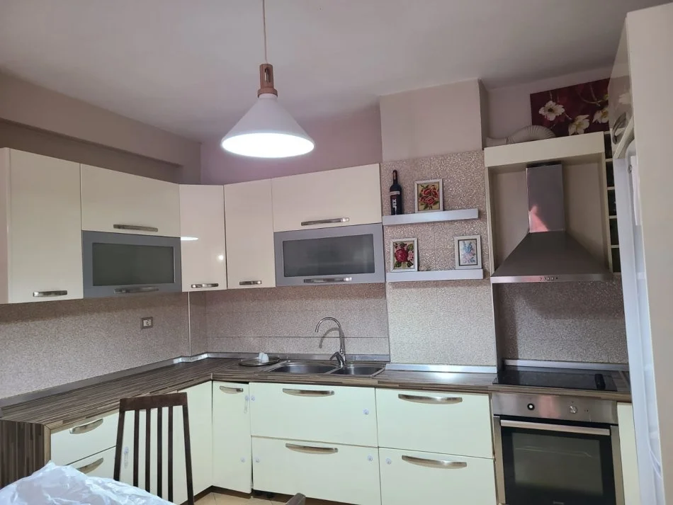 Tirane, jepet me qera apartament 1+1 Kati 6, 73 m² 350 € (Yzberisht)