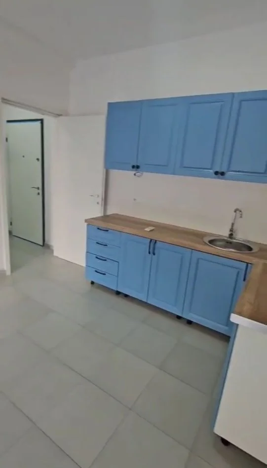 Tirane, jepet me qera zyre Kati 3, 94 m² 800 € (Pazari i Ri, pranë Qendrës Lincoln)