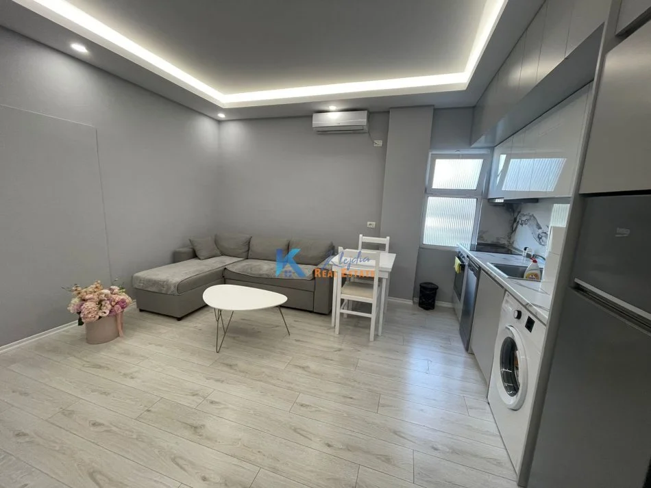 Tirane, jap me qera apartament 1+1 Kati 4, 45 m² 500 € (21 Dhjetori, prane Konvikteve)