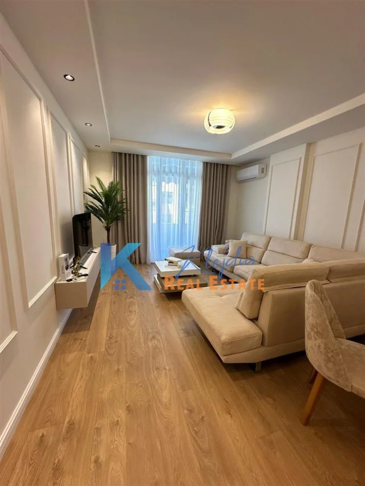 Tirane, jap me qera apartament 1+1+Ballkon Kati 5, 73 m² (Komuna e Parisit)