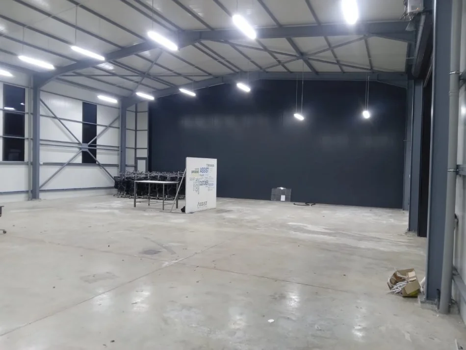 Tirane, jepet me qera magazine Kati 0, 300 m² 2.000 € (Rruga Industriale)