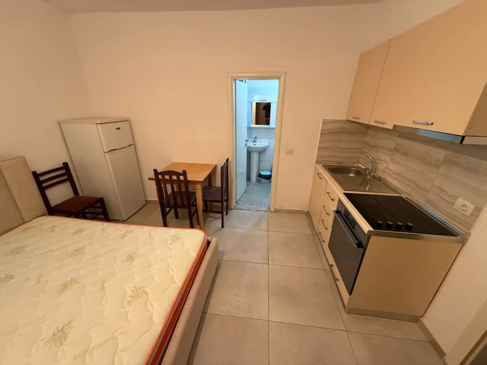Tirane, jepet me qera apartament 1+1 Kati 0, 35 m² 250 € (Rruga dibres)