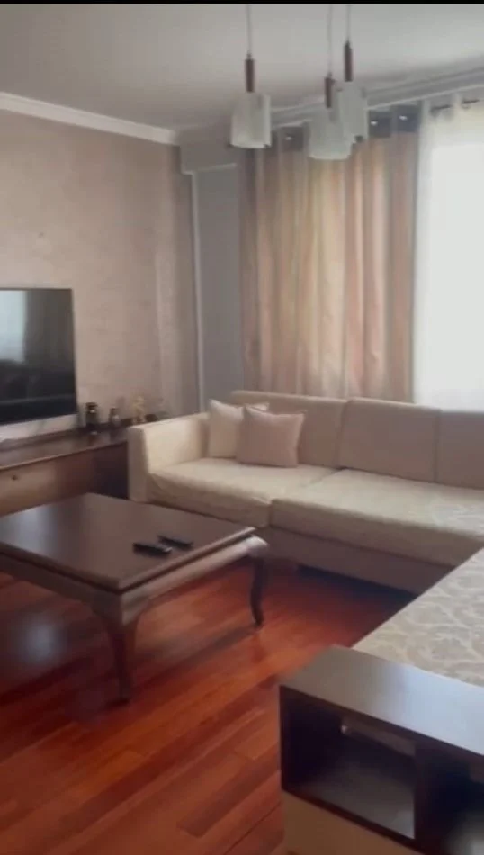 Tirane, jepet me qera apartament 3+1+Ballkon Kati 3, 160 m² 2.000 € (Rruga Ismail Qemali)