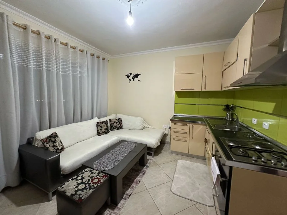 Tirane, jepet me qera apartament 1+1 Kati 3, 50 m² 420 € (Kristal Center)