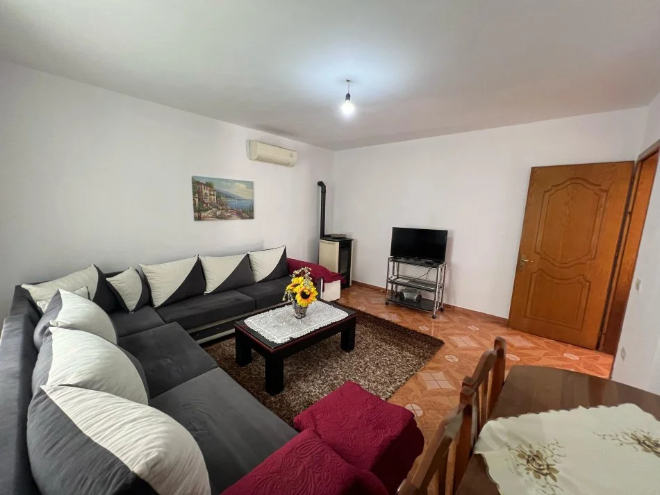 Tirane, jepet me qera apartament 2+1 Kati 0, 80 m² 450 € (Yzberisht)