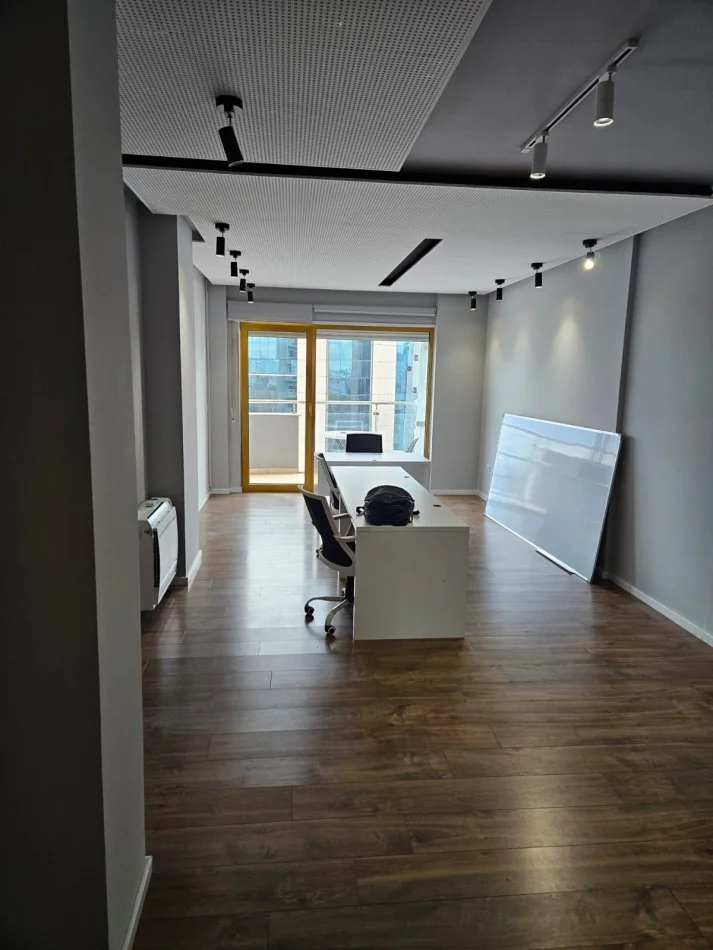 Tirane, jepet me qera zyre Kati 3, 160 m² 3.000 € (Bllok)