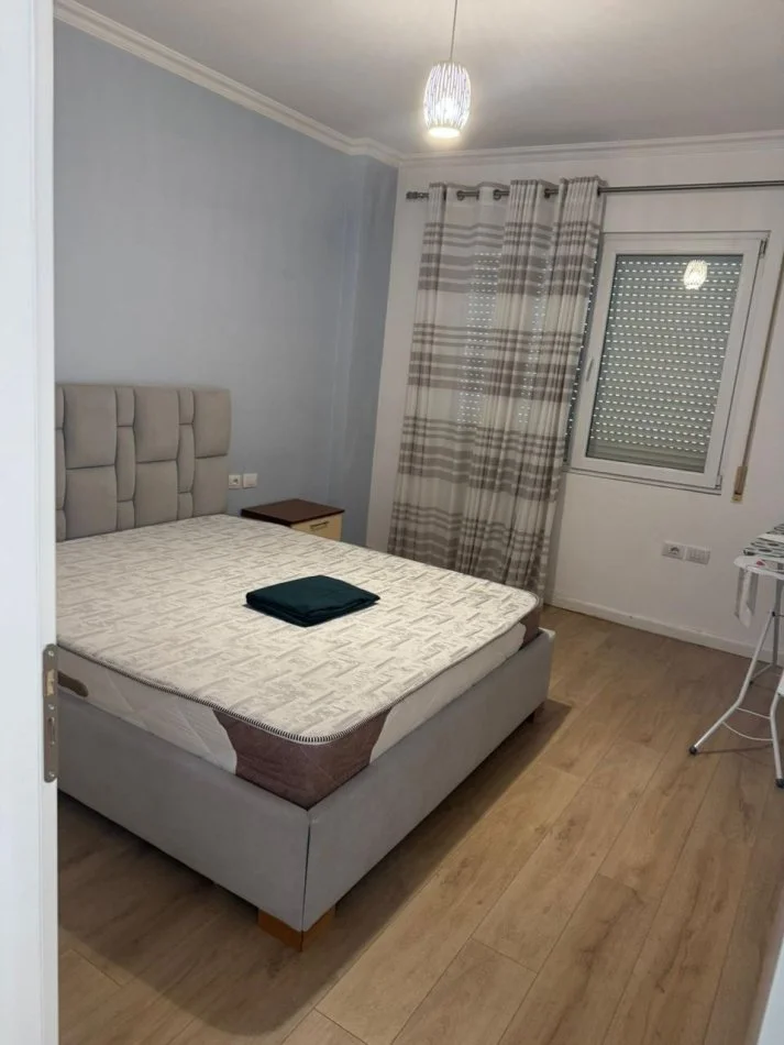 Tirane, jepet me qera apartament 2+1 Kati 4, 93 m² 1.000 € (Liqeni i Thatë)