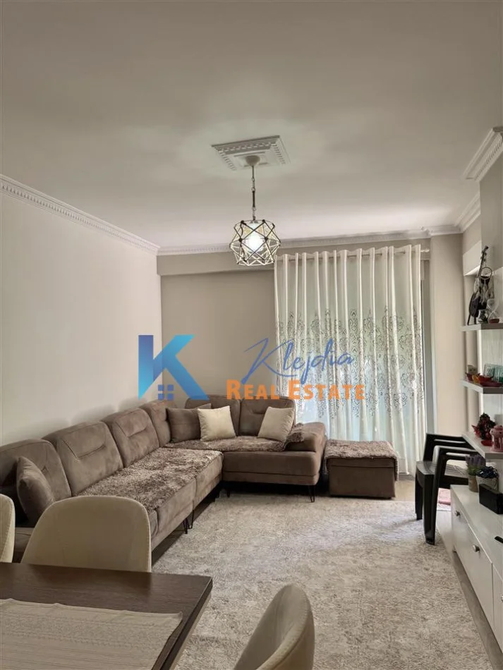 Tirane, jap me qera apartament 1+1+Ballkon Kati 3, 60 m² 600 € (Kompleksi Kontakt, 21 Dhjetori)