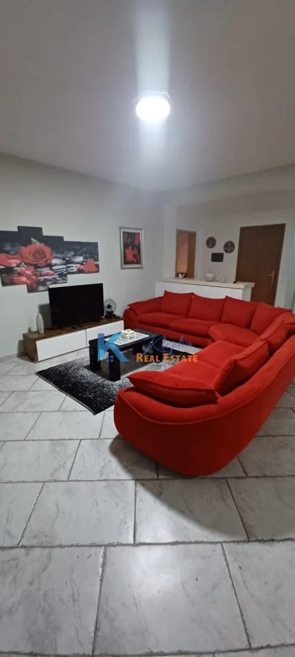 Tirane, jap me qera apartament 2+1 Kati 1, 85 m² (Afer Shkolles se Kuqe, Rruga Qemal Stafa)
