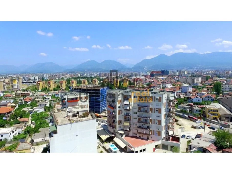 Tirane, shitet dyqan Kati 0, 70 m² 180.000 € (Kristal Center)