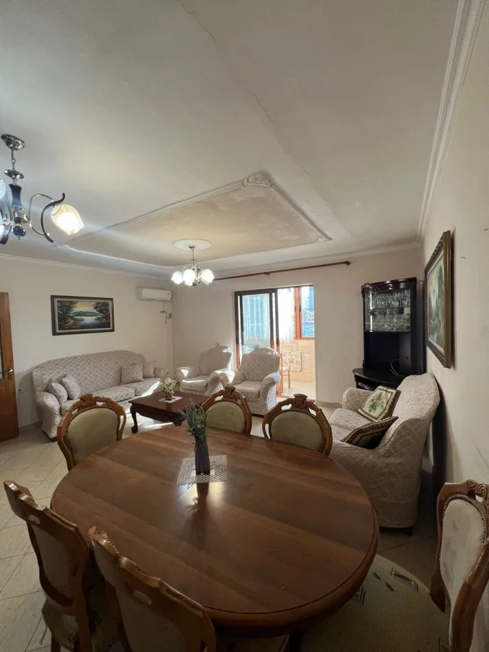 Tirane, jepet me qera apartament 1+1 Kati 5, 65 m² 360 € (Xhamlliku)