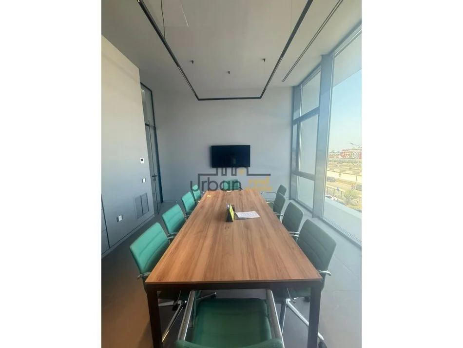 ZYRA ME QIRA | BUZË AUTOSTRADËS, PRANË QTU - 3300€ | 300m²