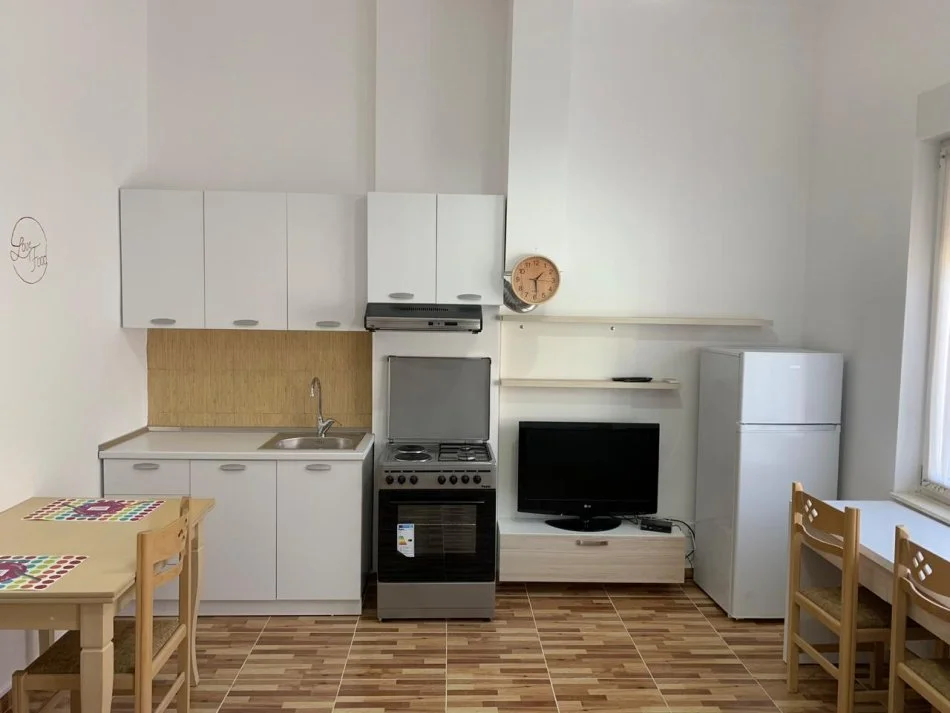 Tirane, jepet me qera apartament 1+1 Kati 6, 40 m² 300 € (Laprakë)