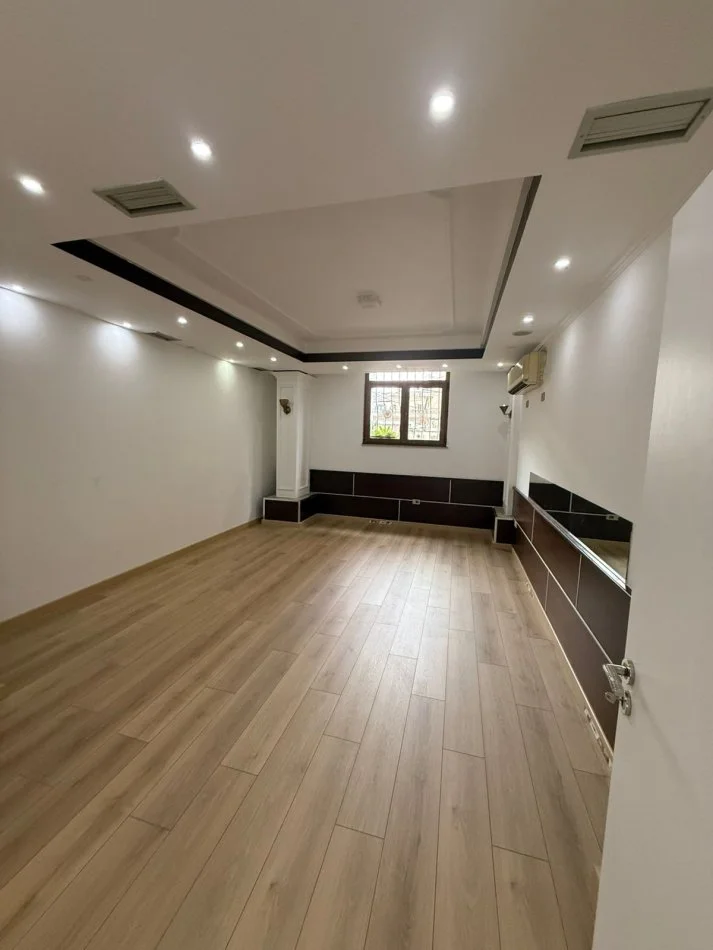 Tirane, jepet me qera ambjent biznesi Kati 0, 113 m² 1.000 € (Vasil Shanto)