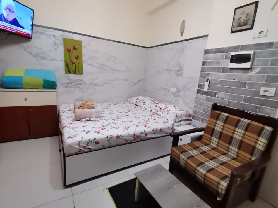 Tirane, jepet me qera apartament 1+1 Kati 1, 30 m² 300 € (Bulevardi)