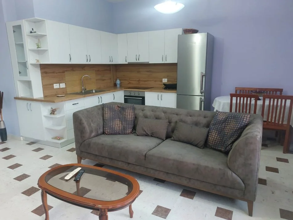 Tirane, jepet me qera apartament 3+1 Kati 1, 100 m² 700 € (Pazari i Ri)