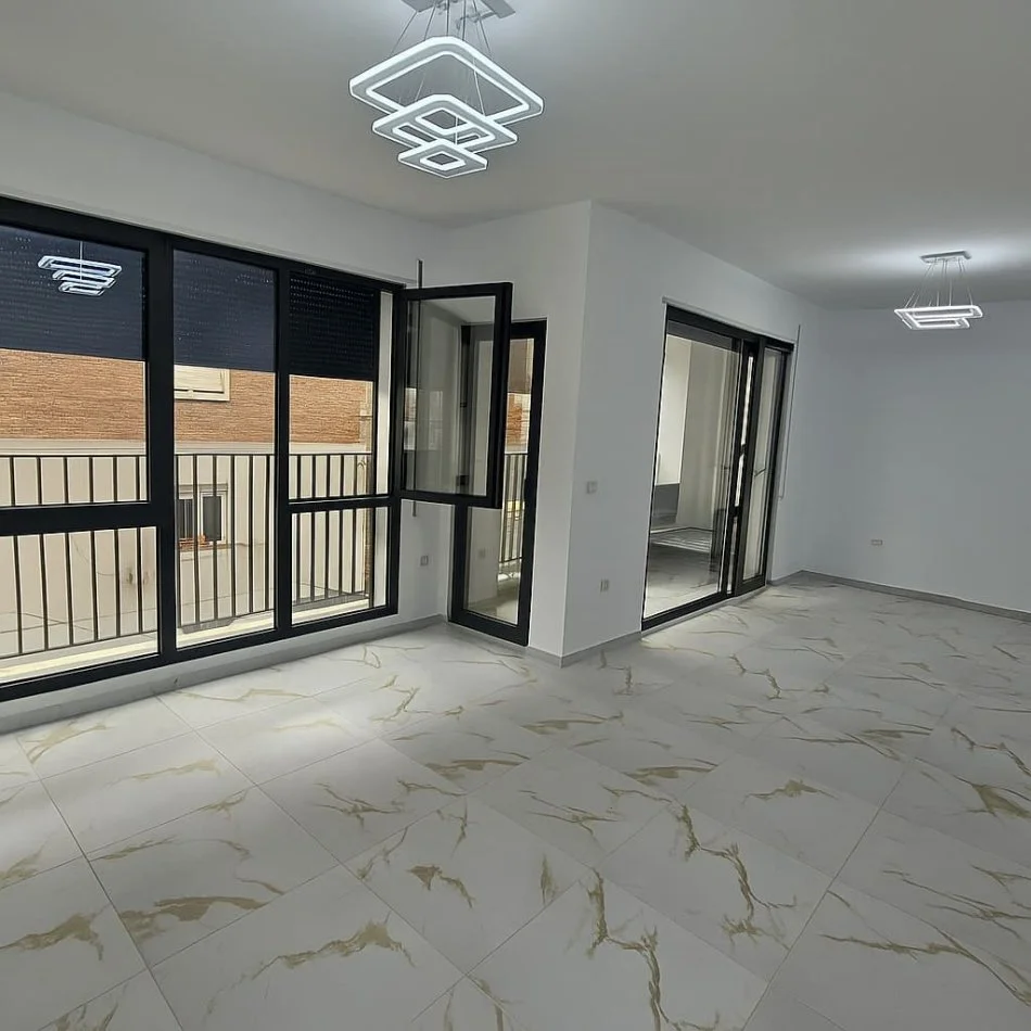 Tirane, jepet me qera zyre Kati 1, 120 m² 700 € (Ish Tregu Elektrik)