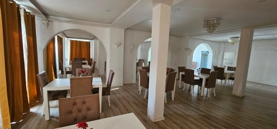 Tirane, jepet me qera ambjent biznesi Kati 1, 6.420 m² 3.500 € (Ndroq)