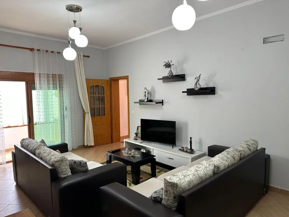 Tirane, jepet me qera apartament 2+1 Kati 2, 101 m² 450 € (Kinostudio)
