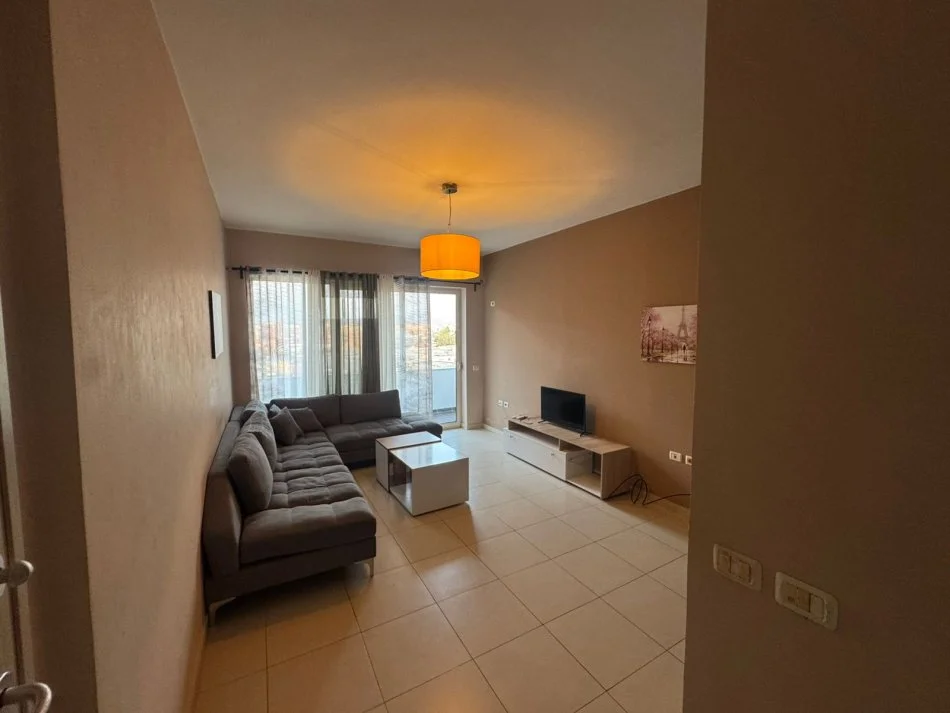 Tirane, jepet me qera apartament 1+1 , 115 m² 450 € (Yzberisht)