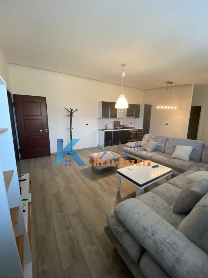 Tirane, jap me qera apartament 1+1+Ballkon Kati 8, 72 m² 500 € (Fusha e Aviacionit)