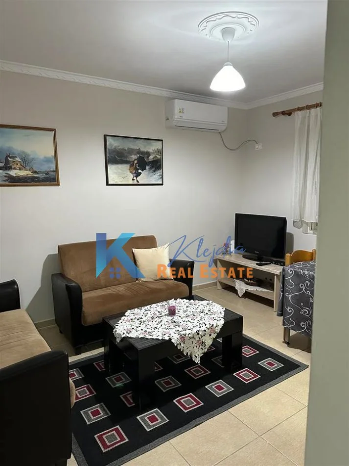 Tirane, jap me qera apartament 2+1+Ballkon Kati 2, 70 m² 600 € (Rruga e Durresit, afer hotel Colosseo)
