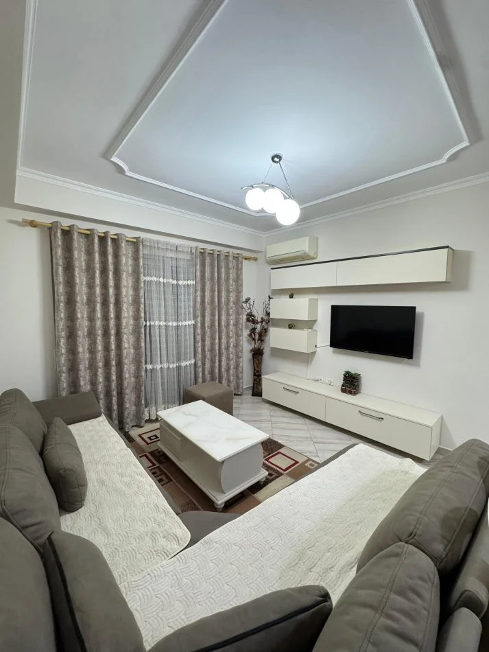 Tirane, jepet me qera apartament 1+1+Ballkon Kati 6, 65 m² 600 € (Komuna e Parisit, rruga Ibrahim Dervishi)