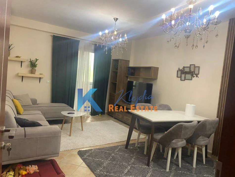 Shqiperi, jap me qera apartament 1+1+Ballkon Kati 2, 65 m² (Mbikalimi i Komunes se Parisit, afer hotel Queen)