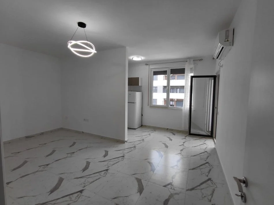 Tirane, jepet me qera apartament 1+1 Kati 4, 70 m² 300 € (Shkoze)