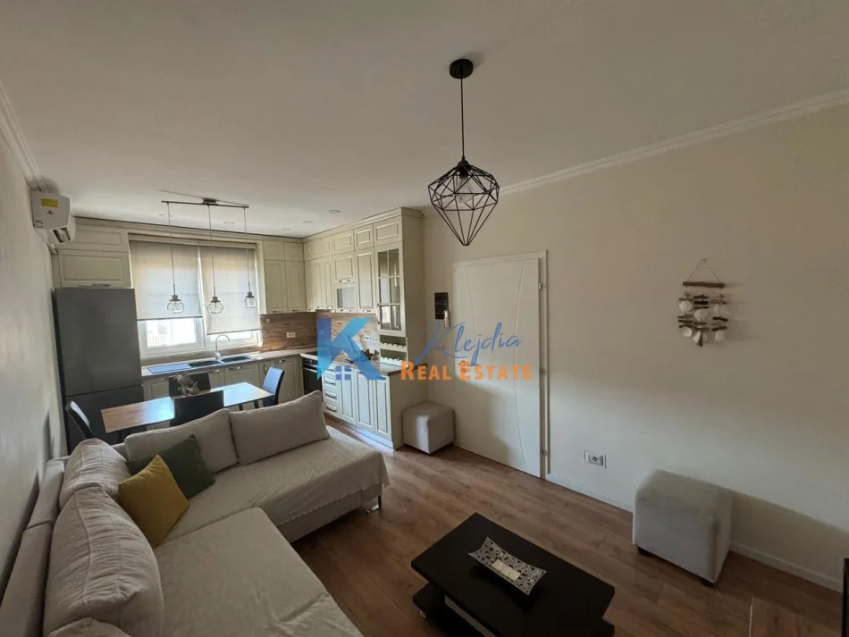 Tirane, jap me qera apartament 1+1+Ballkon Kati 4, 61 m² (Kryqezimi i 21 Dhjetorit)