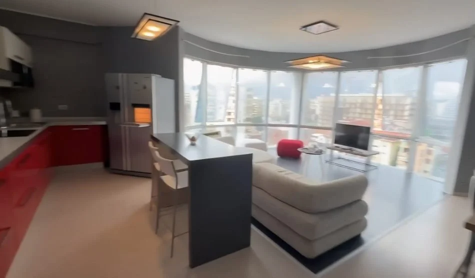 Tirane, jap me qera apartament 2+1+Ballkon Kati 7, 100 m² 800 € (Komuna e Parisit, Kompleksi Kika 1)