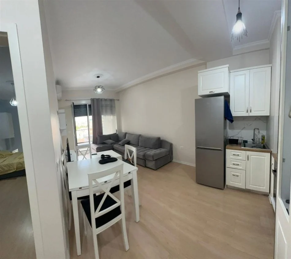 Tirane, jap me qera apartament 1+1+Ballkon Kati 5, 60 m² 600 € (21 Dhjetori, Kompleksi Kontakt)