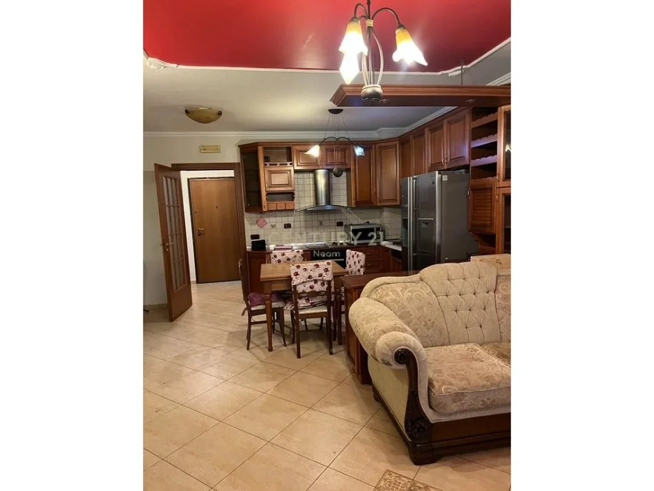 Tirane, jepet me qera apartament 3+1 Kati 5, 130 m² 900 € (komuna e parisit)