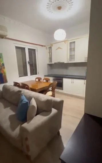 Tirane, jepet me qera apartament 2+1 Kati 3, 115 m² 700 € (Rr. Kavajes)