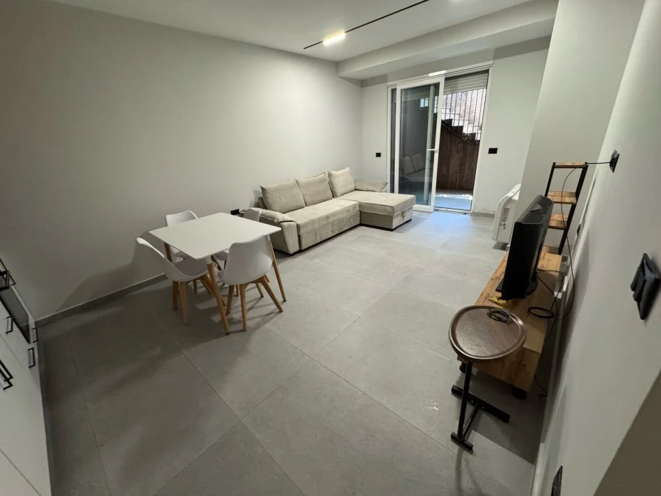 Tirane, jepet me qera apartament 1+1 Kati 0, 60 m² 450 € (Kinostudio)