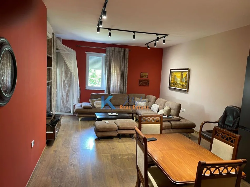 Tirane, jap me qera apartament 2+1+Ballkon Kati 3, 100 m² (Fresk, afer Gaxherrit)