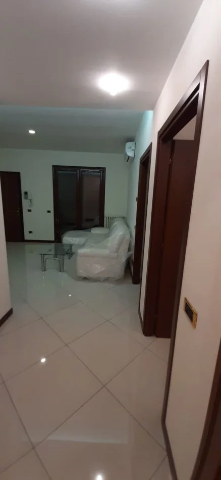 Tirane, jepet me qera apartament 1+1 Kati 3, 80 m² 450 € (Kinostudio)