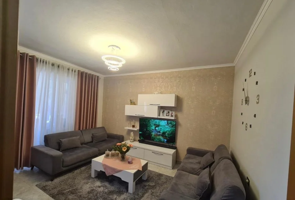 Tirane, jepet me qera apartament 1+1 Kati 5, 70 m² 550 € (Xhamllik)