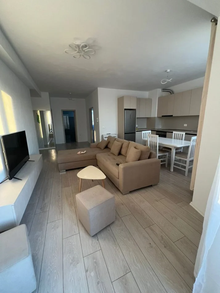 Tirane, jepet me qera apartament 2+1 Kati 9, 100 m² 600 € (Ish-Fusha e Aviacionit)