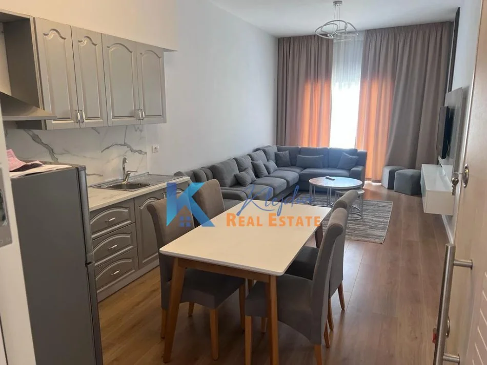 Tirane, jap me qera apartament 2+1+Ballkon Kati 6, 100 m² 450 € (Fresk, afer Restorant Fresku)