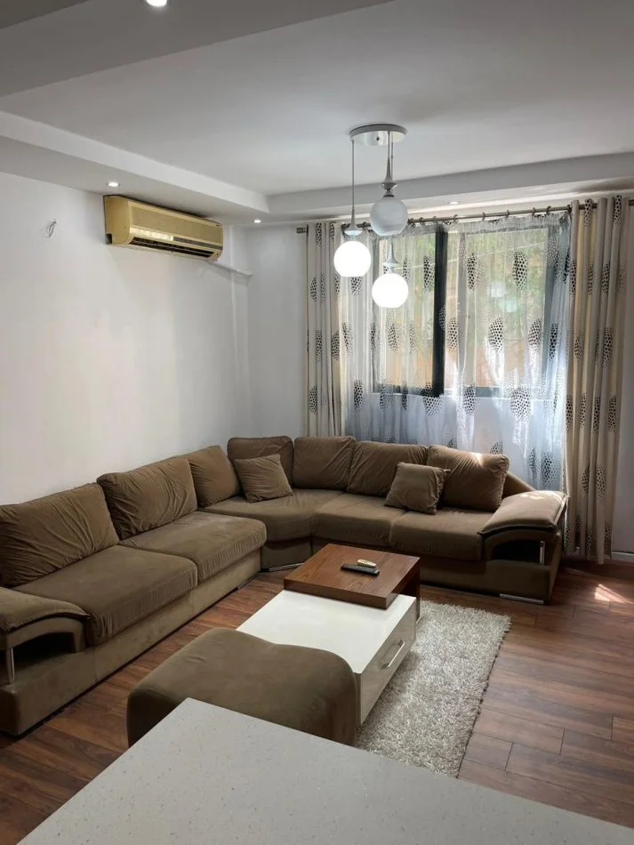 Tirane, jepet me qera apartament 2+1+Ballkon Kati 2, 85 m² 500 € (Komuna e Parisit, rruga Bill Klinton)