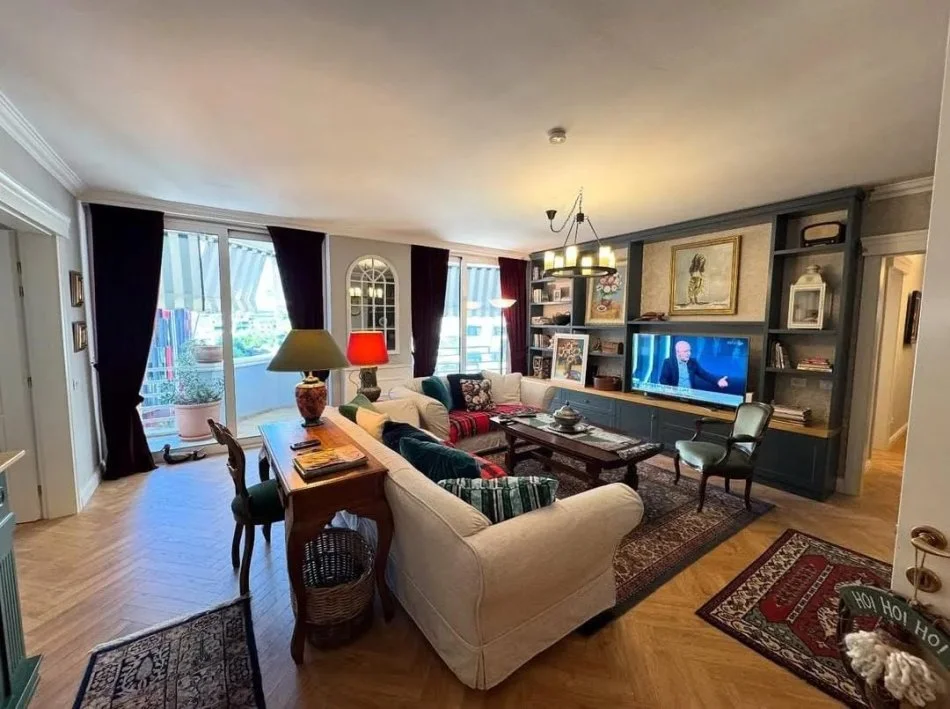 Tirane, jepet me qera apartament 2+1+Ballkon Kati 4, 160 m² 2.500 € (Air Albania)