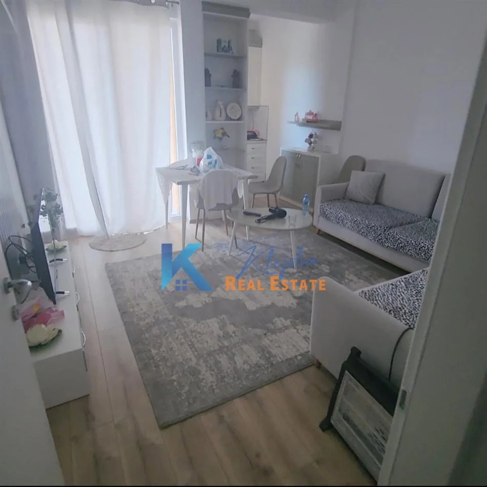 Tirane, jap me qera apartament 1+1+Ballkon Kati 4, 62 m² 500 € (Oxhaku, kompleksi Colombo)